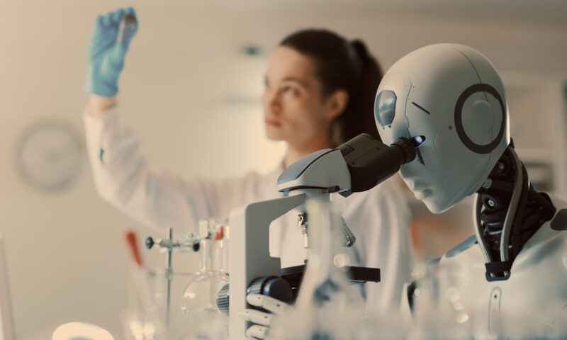 roboter mit frau im labor.