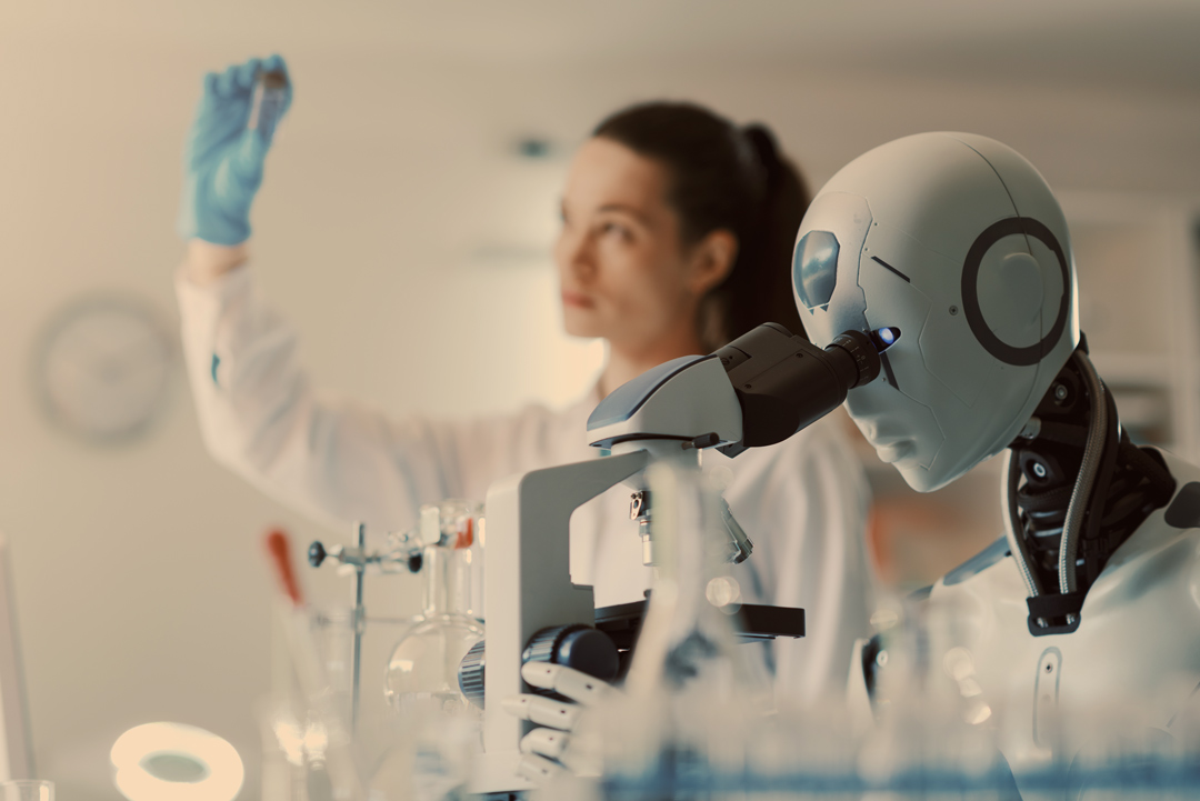 roboter mit frau im labor.