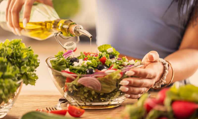 frau bereitet einen salat zu