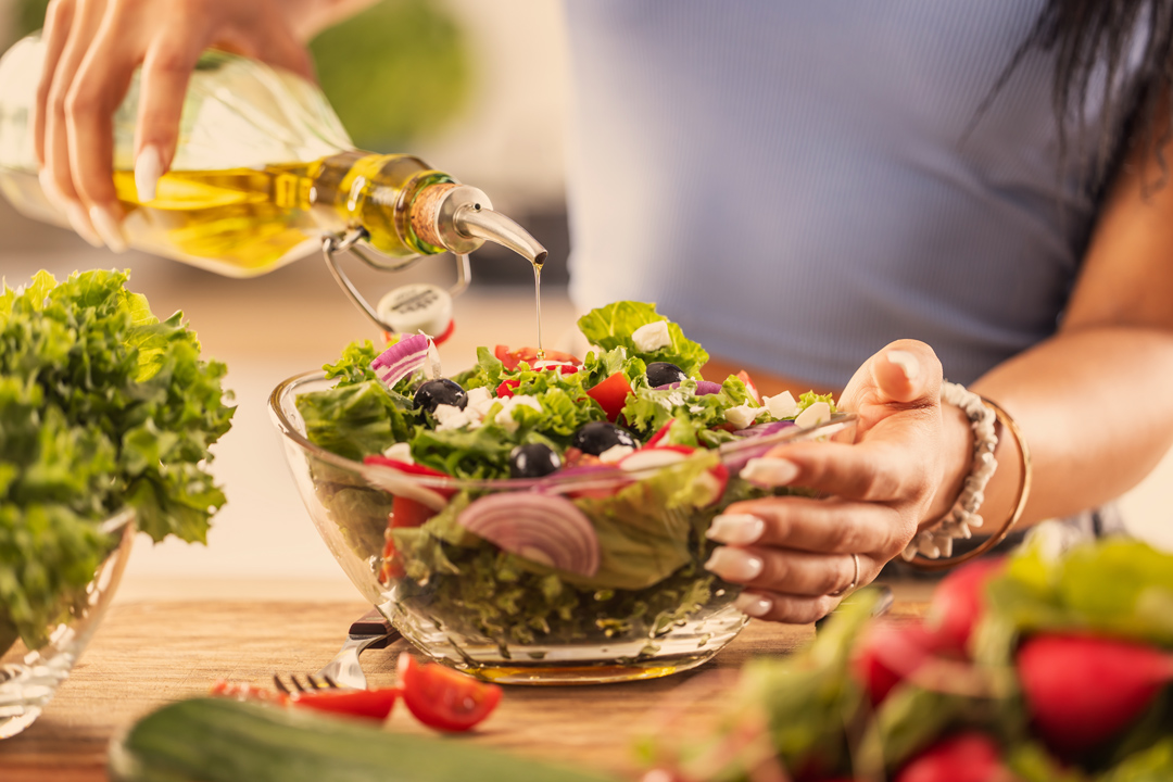 frau bereitet einen salat zu