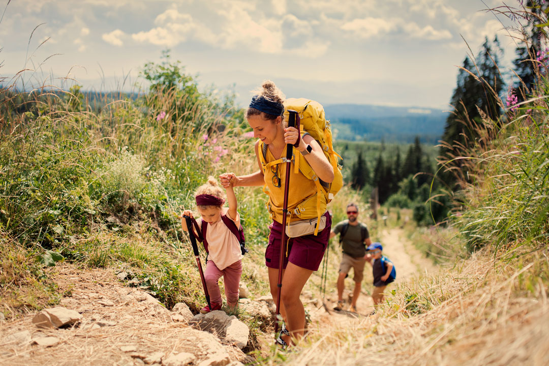 familie wandert in den dolomiten.