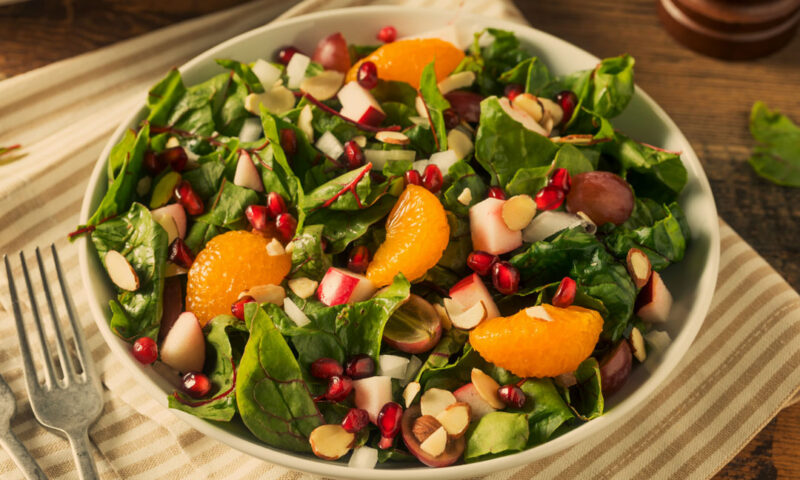 schuessel mit winterlichem salat