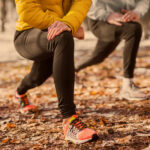 zwei personen dehnen sich vor dem sport